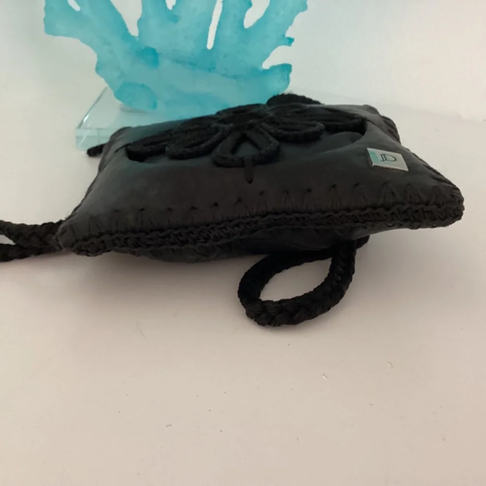 NEW JD BLACK LEATHER & CROCHET FLORAL CUT OUT ACCENT SMALL CROSSBODY BAG